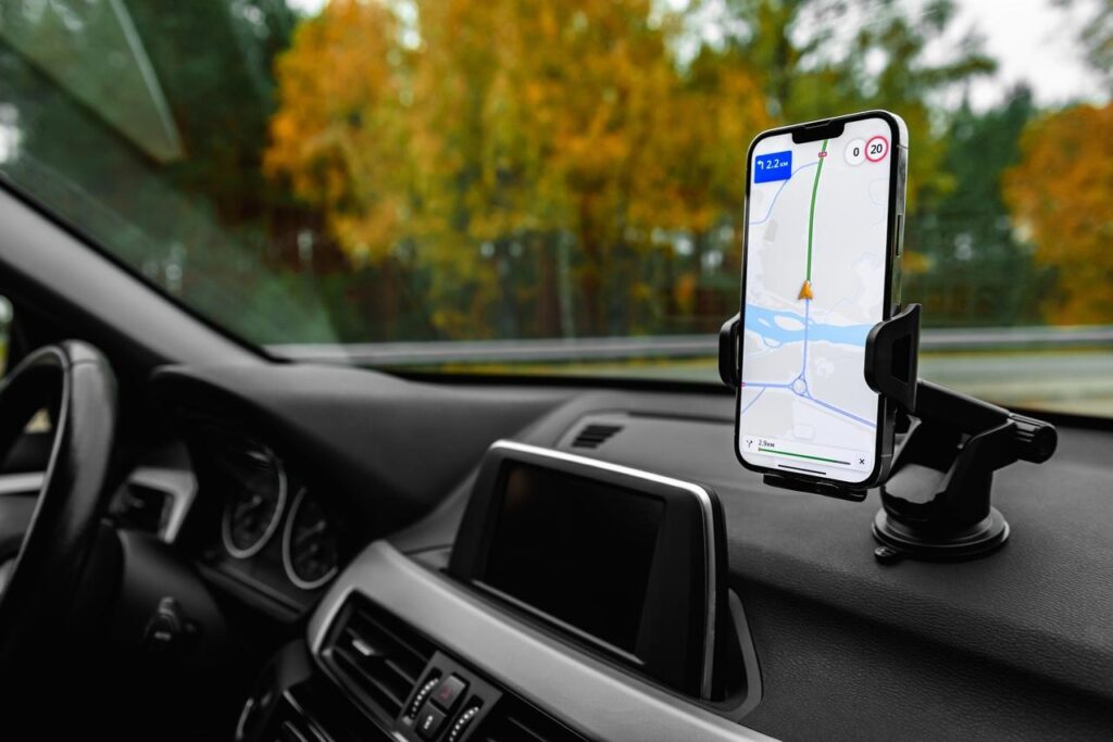 Celular aberto no aplicativo de GPS, essencial para motoristas Uber/99