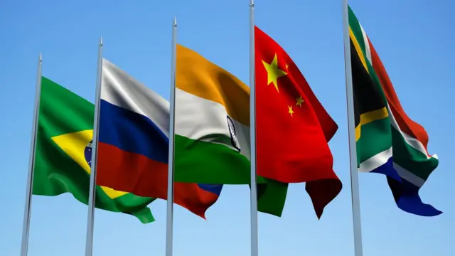 Bandeiras de países como China e Brasil, que estão no acordo para a organização de IA
